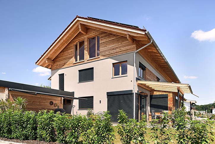 Außenansicht eines DH in Massivholzbauweise