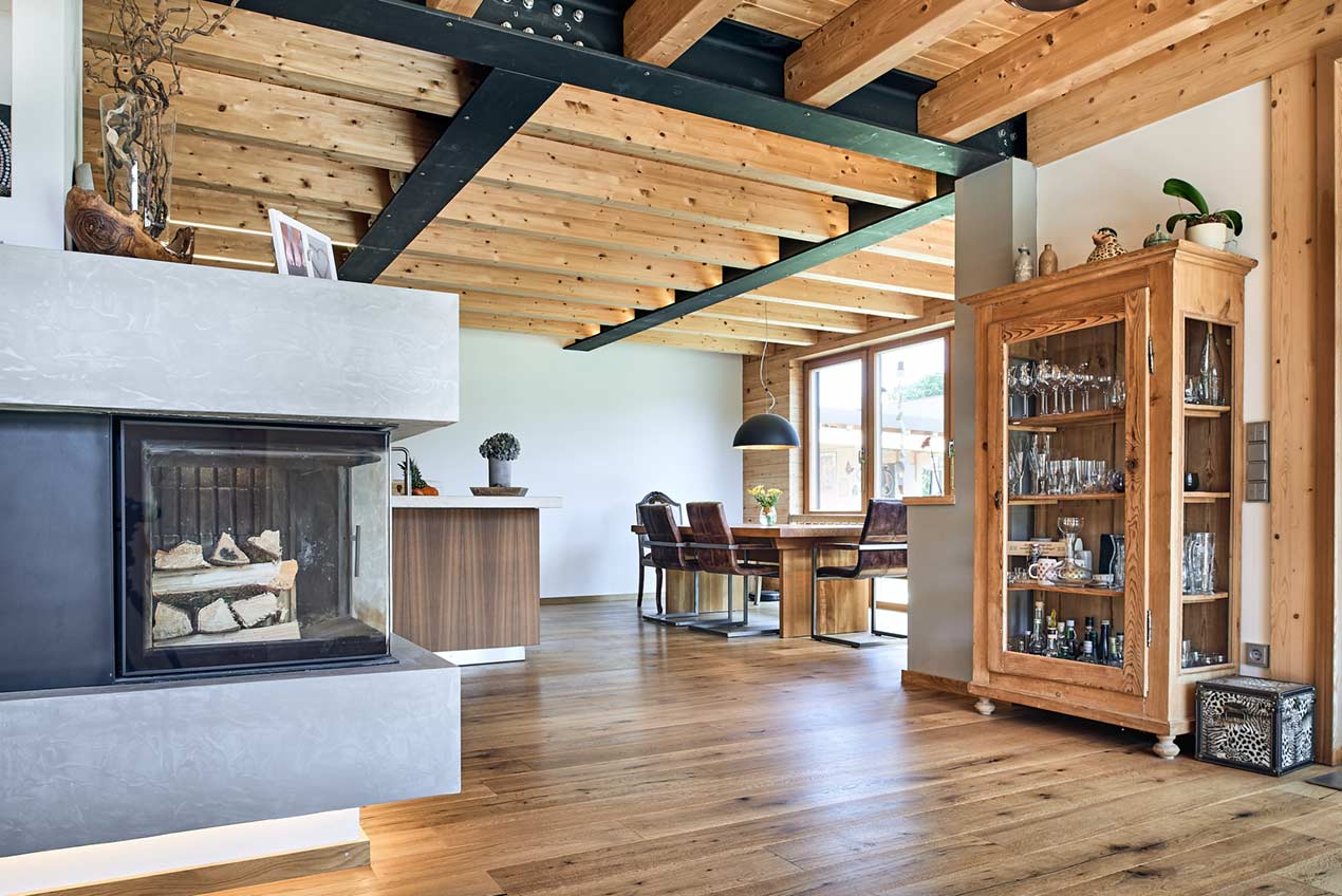 Doppelhaus im Landkreis Rosenheim, Essbereich und Kamin