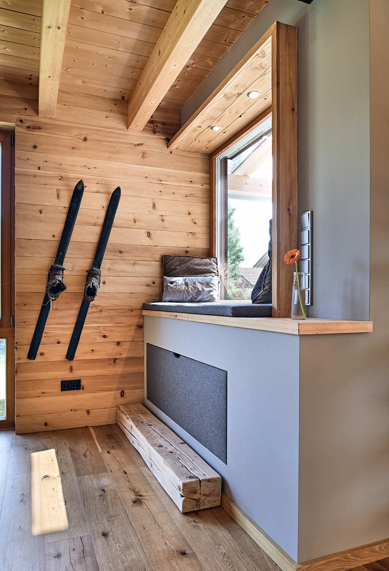 Holzhaus mit Sitzecke am Fenster