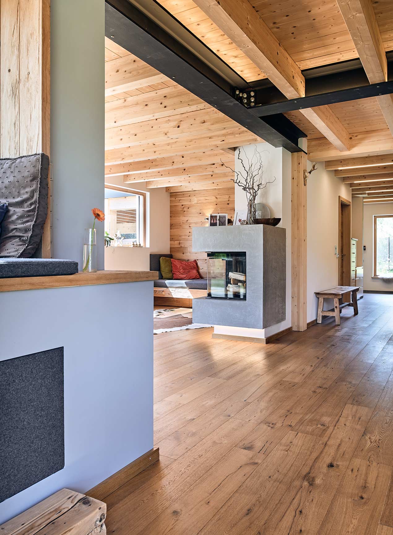 Holzhaus mit Blick auf Sitzecke und Kamin