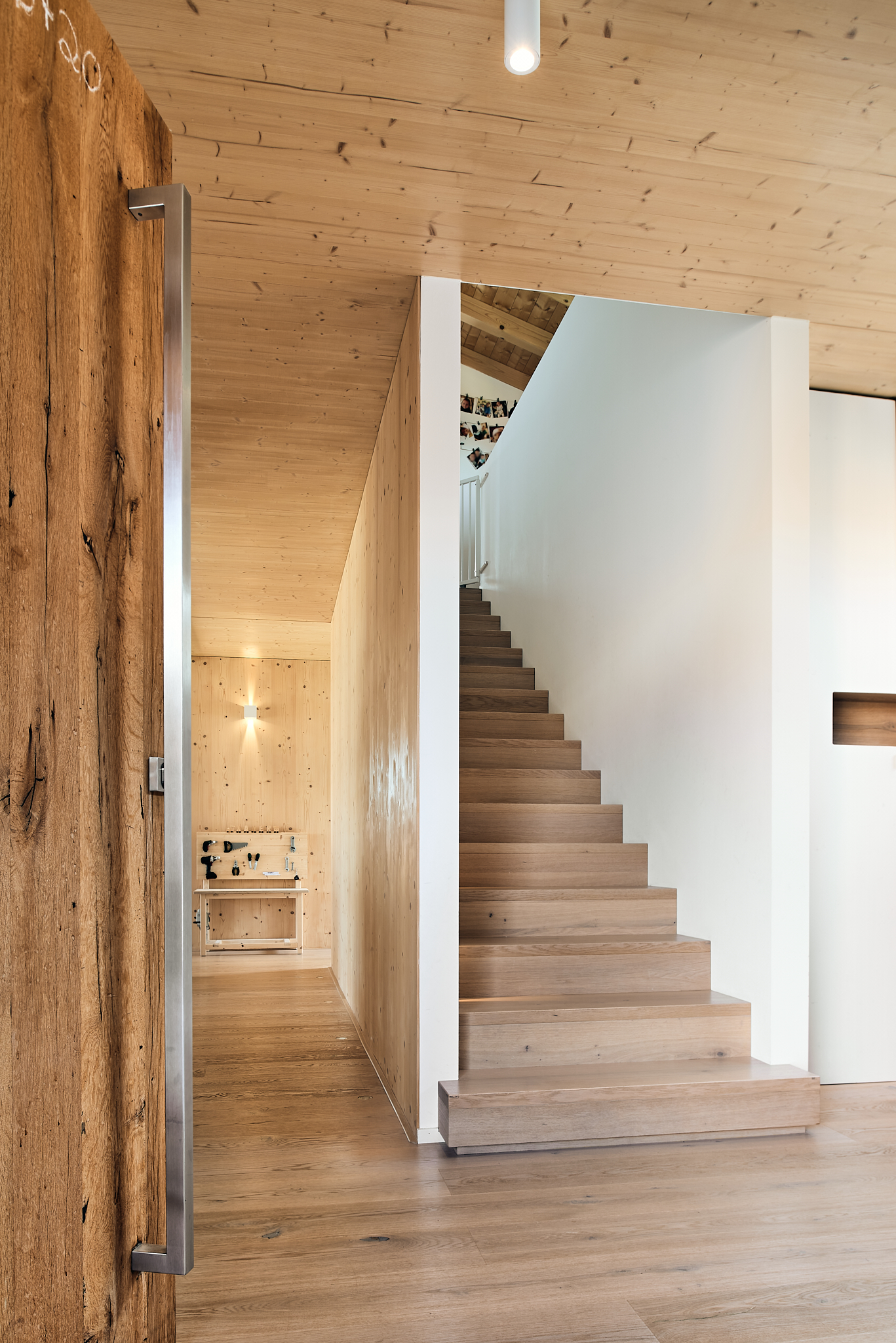 Eingangsbereich mit Holztreppe