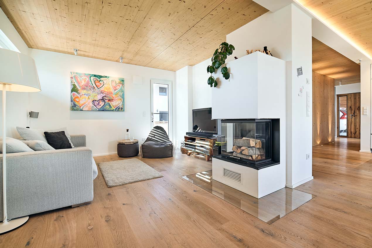 Wohnzimmer mit Kamin