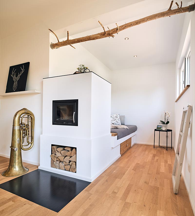 Massivholzhaus, Sitzecke mit Kamin