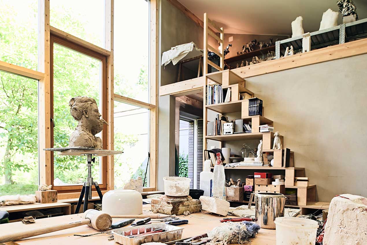 Treppenregal in einem Holzhaus Atelier in Riedering