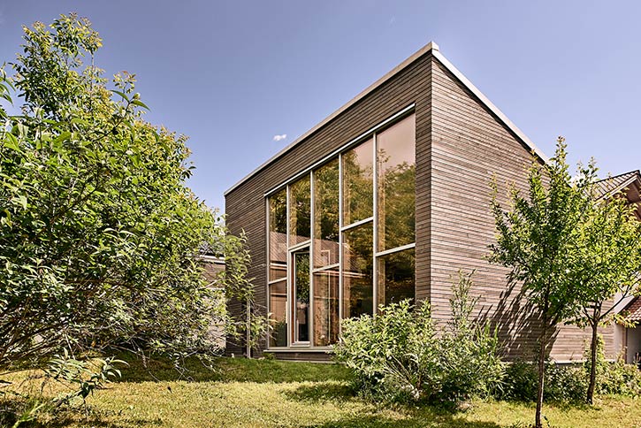 Holzhaus Atelier in Riedering mit großen Fenstern