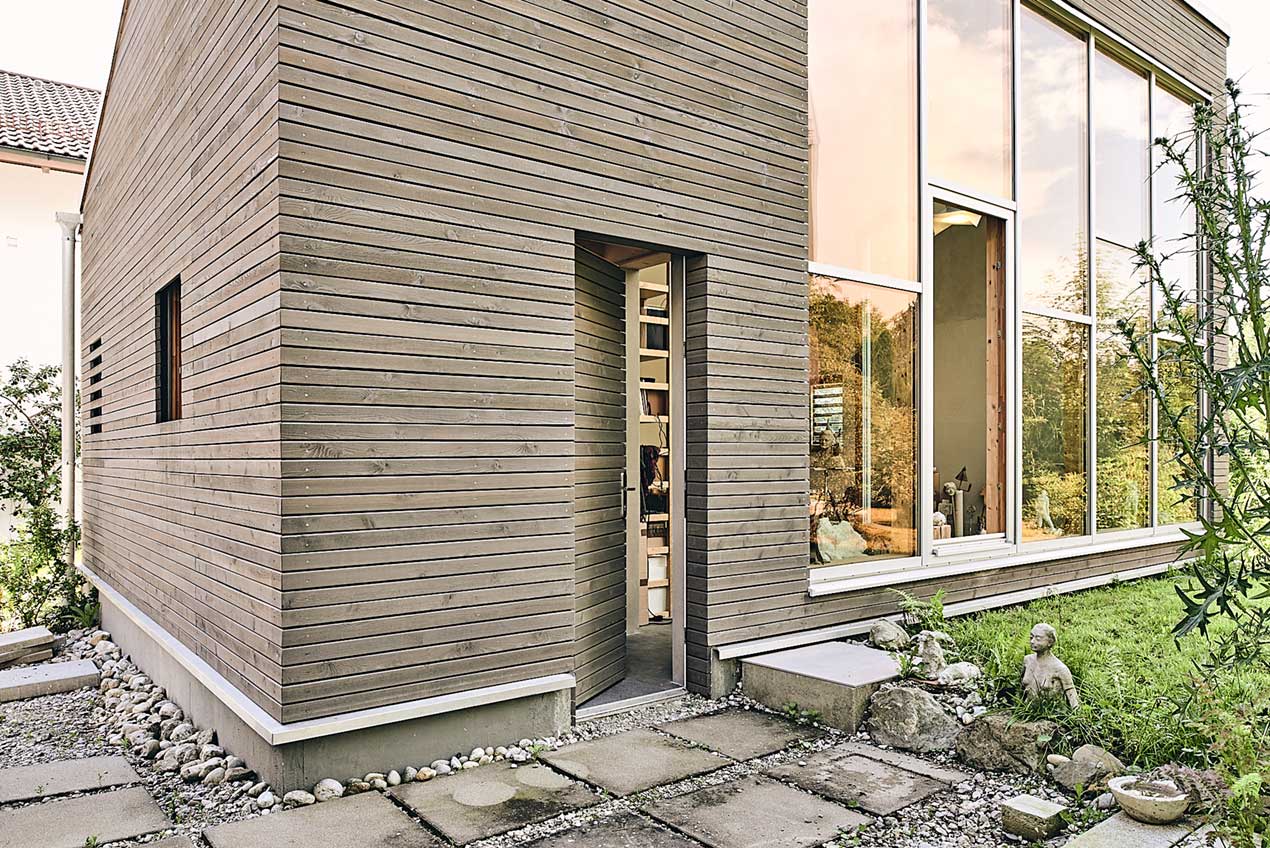 Eingangstür mit Holzfassade